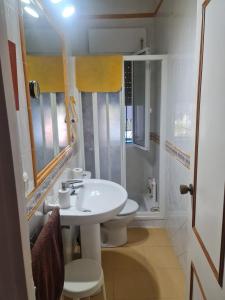 Et badeværelse på Villa with pool in Matalascañas- Huelva