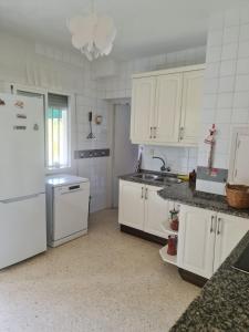 Køkken eller tekøkken på Villa with pool in Matalascañas- Huelva
