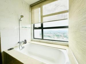 Ένα μπάνιο στο Seaview with bathtub - Silverscape Residence +19 φωτογραφίες
