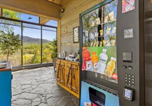 タウンゼンドにあるLaurel Valley Mountain Retreatのドリンクマシンと山の景色が見えるキッチン