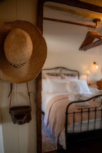 En eller flere senge i et værelse på Button Cottage on Gold Hill - Hovis Hill + 57 billeder