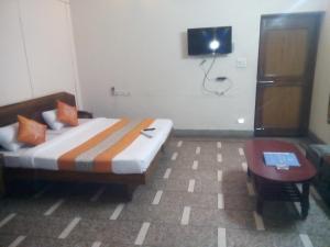 Postel nebo postele na pokoji v ubytování Hotel Mayur
