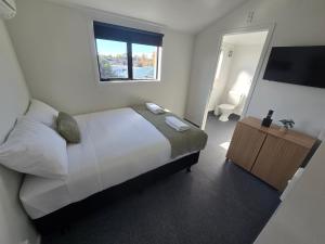 Postel nebo postele na pokoji v ubytování Microtel Lodge