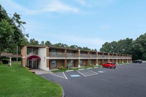 an exterior view of a hotel with a parking lot at Quality Inn Westfield - Springfield in Westfield