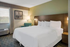 Postel nebo postele na pokoji v ubytování Radisson Hotel Grand Rapids Riverfront
