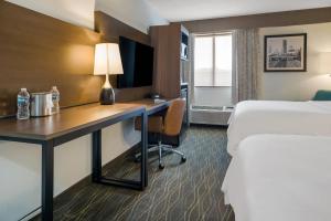 Postel nebo postele na pokoji v ubytování Radisson Hotel Grand Rapids Riverfront