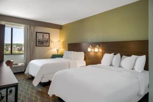 Postel nebo postele na pokoji v ubytování Radisson Hotel Grand Rapids Riverfront