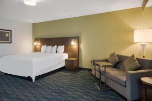 Postel nebo postele na pokoji v ubytování Radisson Hotel Grand Rapids Riverfront + 15 fotografií