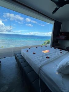 Epic Suites Bohol ADULTS ONLY客房内的一张或多张床位