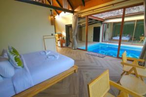 Bazén v ubytování Moana Resort Koh Kood nebo v jeho okolí