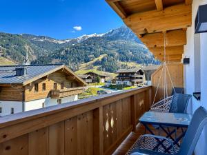 a balcony with a view of a mountain at Appartements Bergfried - Ski In Ski Out, inklusive Sommerkarte, zentral mit Ausblick über Kaprun in Kaprun
