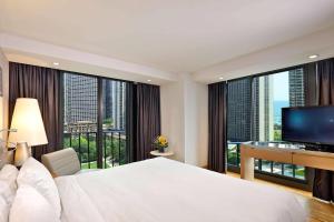 TV a/nebo společenská místnost v ubytování Radisson Blu Aqua Hotel, Chicago