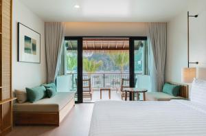 ein Hotelzimmer mit Bett und Balkon in der Unterkunft Phi Phi at Pier in Ko Phi Phi