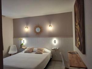 Ένα ή περισσότερα κρεβάτια σε δωμάτιο στο Hotel Les Bellugues +26 φωτογραφίες