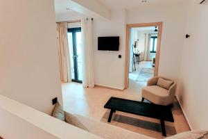 Μια τηλεόραση ή/και κέντρο ψυχαγωγίας στο La Maltese Boutique Paros