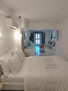 Postel nebo postele na pokoji v ubytování Korina's Suites