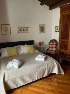 a bedroom with a bed with two towels on it at Residenza Teseo in Siracusa