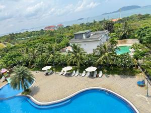 Bazén v ubytování KEP BAY HOTEL & RESORT nebo v jeho okolí