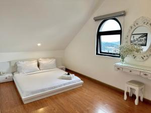 Postel nebo postele na pokoji v ubytování Moc Nha Minh Hotel Da Lat