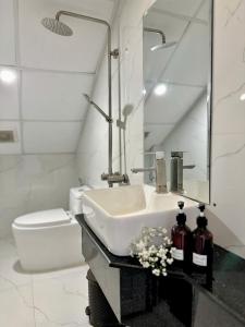 Koupelna v ubytování Moc Nha Minh Hotel Da Lat