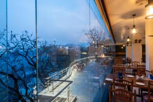 Tulip Inn Green Castle Mall road餐厅或其他用餐的地方