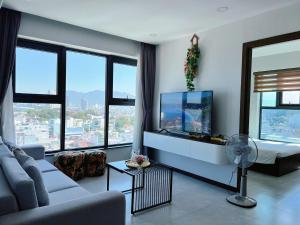 sala de estar con sofá y pecera en NATA-Căn hộ du lịch Nha Trang, en Nha Trang
