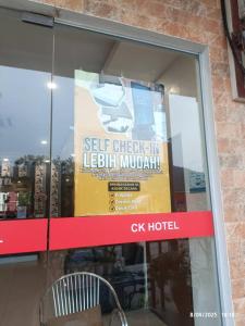 En logo, et sertifikat eller et firmaskilt på CK Hotel