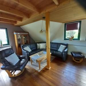 ein Wohnzimmer mit Sofa und Tisch in der Unterkunft Alfseeglück in Alfhausen