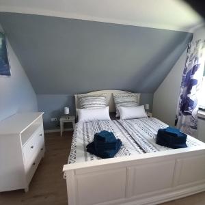 ein Schlafzimmer mit einem Bett, auf dem zwei blaue Taschen liegen in der Unterkunft Alfseeglück in Alfhausen + 24 Fotos
