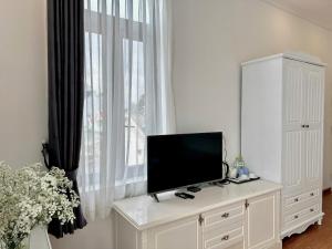 TV a/nebo společenská místnost v ubytování Moc Nha Minh Hotel Da Lat