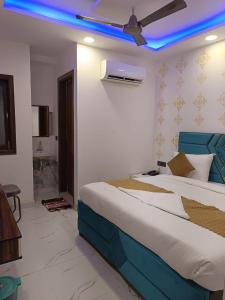 Postel nebo postele na pokoji v ubytování Hotel NP International - Near Govindpuri Metro + 21 fotografií
