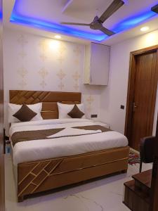 Postel nebo postele na pokoji v ubytování Hotel NP International - Near Govindpuri Metro