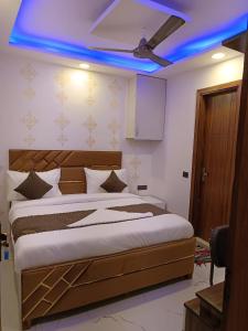 Postel nebo postele na pokoji v ubytování Hotel NP International - Near Govindpuri Metro