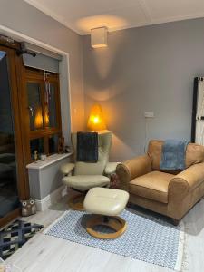 Posezení v ubytování The Conifers Studio Apartment With Private Garden