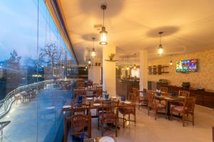 Tulip Inn Green Castle Mall road餐厅或其他用餐的地方