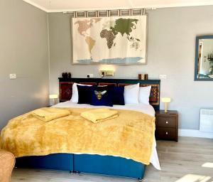 um quarto com uma cama grande com duas toalhas em The Conifers Studio Apartment With Private Garden em Wexford