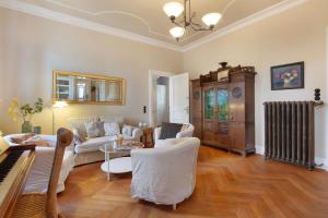 ein Wohnzimmer mit einer Couch und einem Klavier in der Unterkunft Ferienwohnung im Talblick in Badenweiler