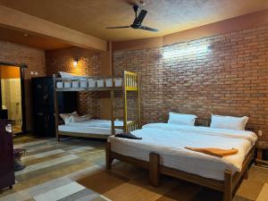 Postelja oz. postelje v sobi nastanitve Nar-Bis Hotel