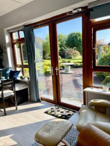 Uma área de estar em The Conifers Studio Apartment With Private Garden