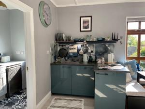 A cozinha ou kitchenette de The Conifers Studio Apartment With Private Garden