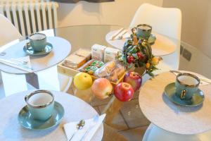 奥斯塔"The Mountain B&B" - SKI, MTB & BEAUTIFUL VIEW - PRIVATE PARKING的一张桌子,上面放着两杯咖啡和水果