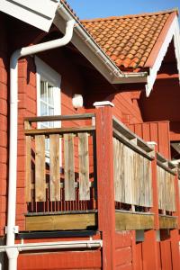 een houten terras aan de zijkant van een huis bij Bjursås Berg & Sjö in Bjursås