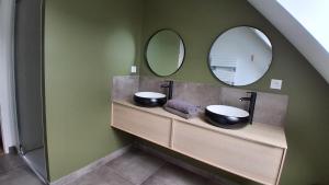 un baño con dos lavabos y dos espejos en Maison 170m2 entre ville et campagne, en Changé 9 fotos más