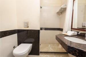 Tulip Inn Green Castle Mall road的一间浴室