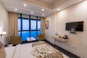 Tulip Inn Green Castle Mall road的电视和/或娱乐中心
