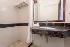 Tulip Inn Green Castle Mall road的一间浴室