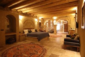 Postel nebo postele na pokoji v ubytování Cappadocia Vita Cave Hotel