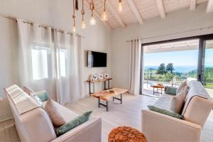 Μια τηλεόραση ή/και κέντρο ψυχαγωγίας στο Villa Deos - Sea Views