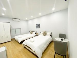Postel nebo postele na pokoji v ubytování Eco Nest Hotel Đình Ngang