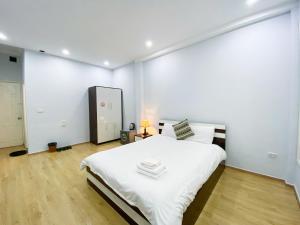 Postel nebo postele na pokoji v ubytování Eco Nest Hotel Đình Ngang